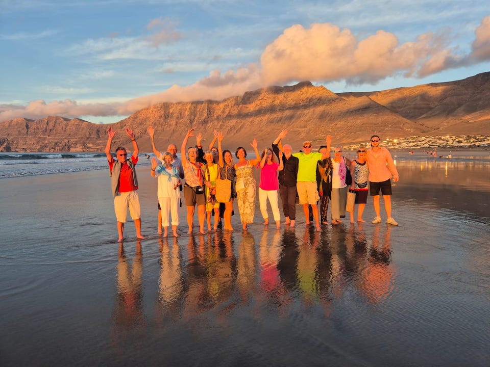 Bild "TERMINE:Gruppenfoto_Strand_Lanzarote_2024_960px.jpeg"